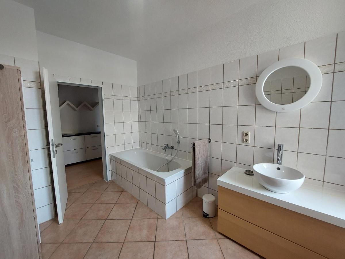 Schoene Zwei-Zimmer-Wohnung "W2" Mit 4 Einzelbetten Und Wlan In Zwenkau Bei Leipzig Im Neuseenland Exterior foto